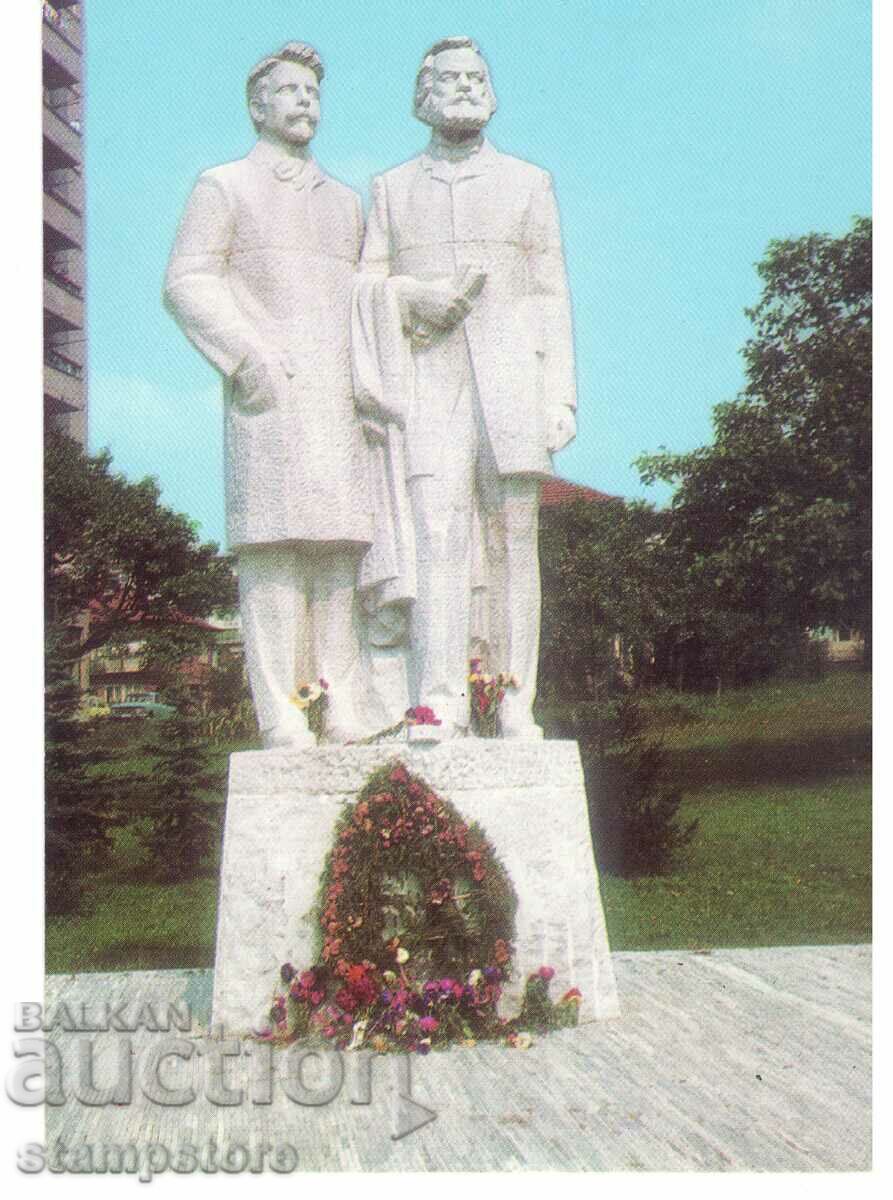 În Tarnoto - monumentul lui Gabrovski și D. Blagoev