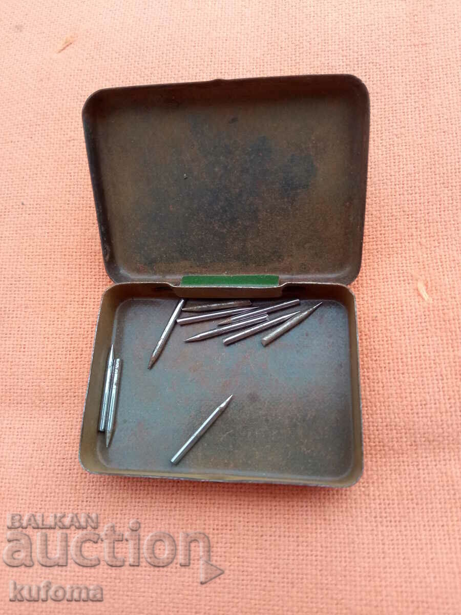 Аукцион Кутийка с иглички за грамофон Аукцион Кутийка с иглички за грамофон