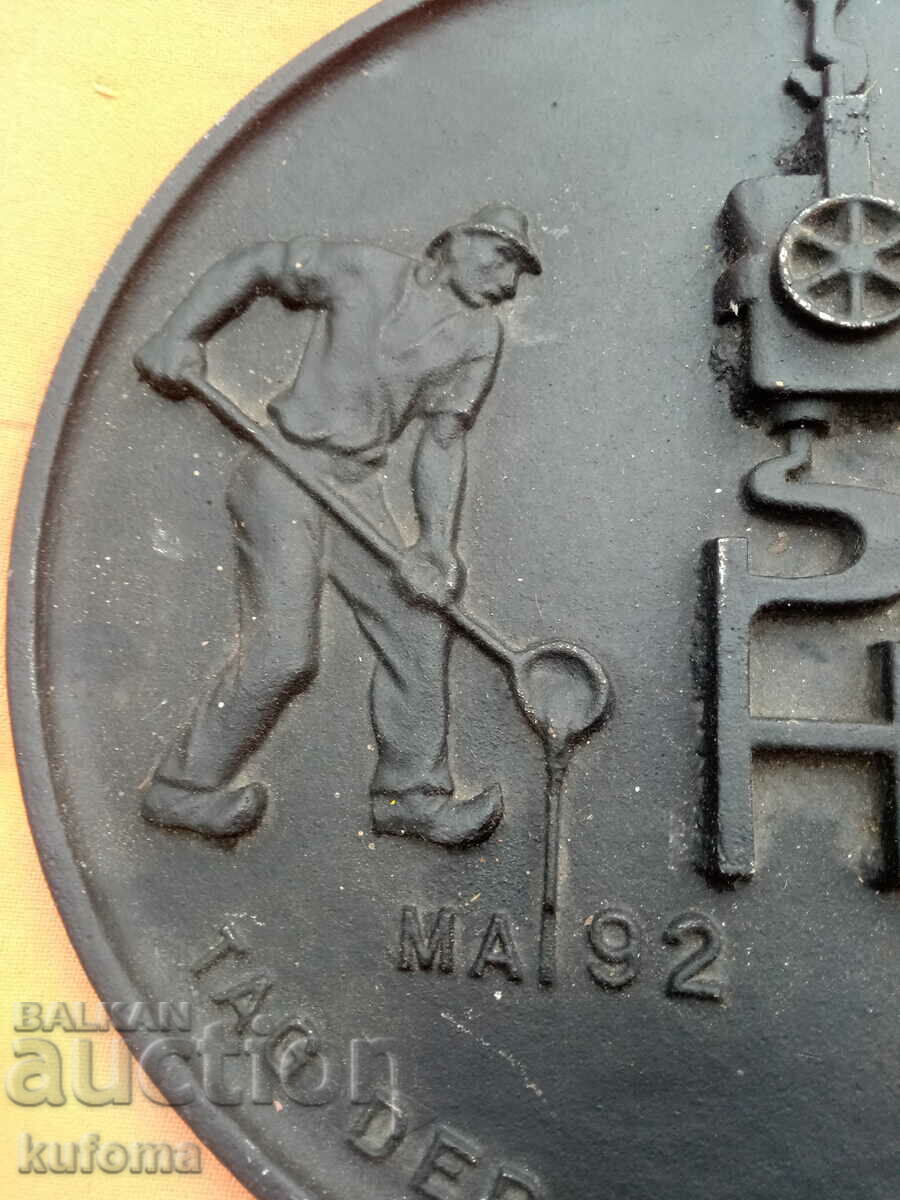 Auction An old cast iron plate Auction An old cast iron plate