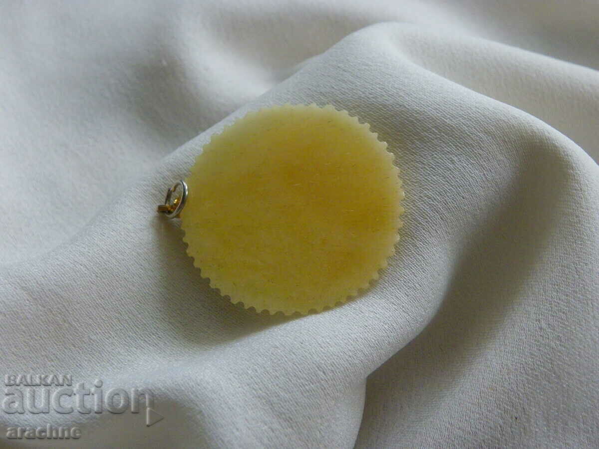 Auction Ivory medallion Auction Ivory medallion