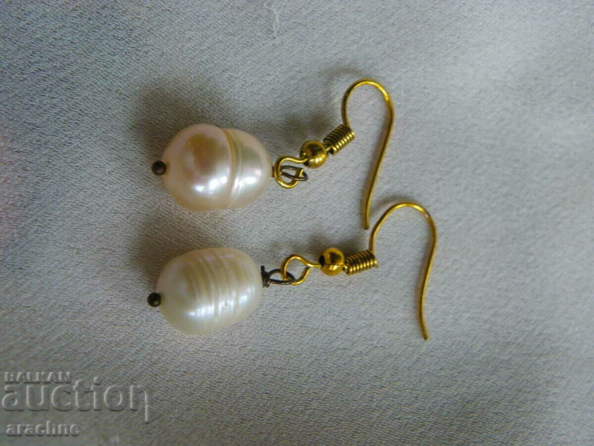 Delivery of Gold plated earrings with large pearls Delivery of Gold plated earrings with large pearls