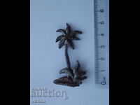 Old lead figure, animals: palm tree.