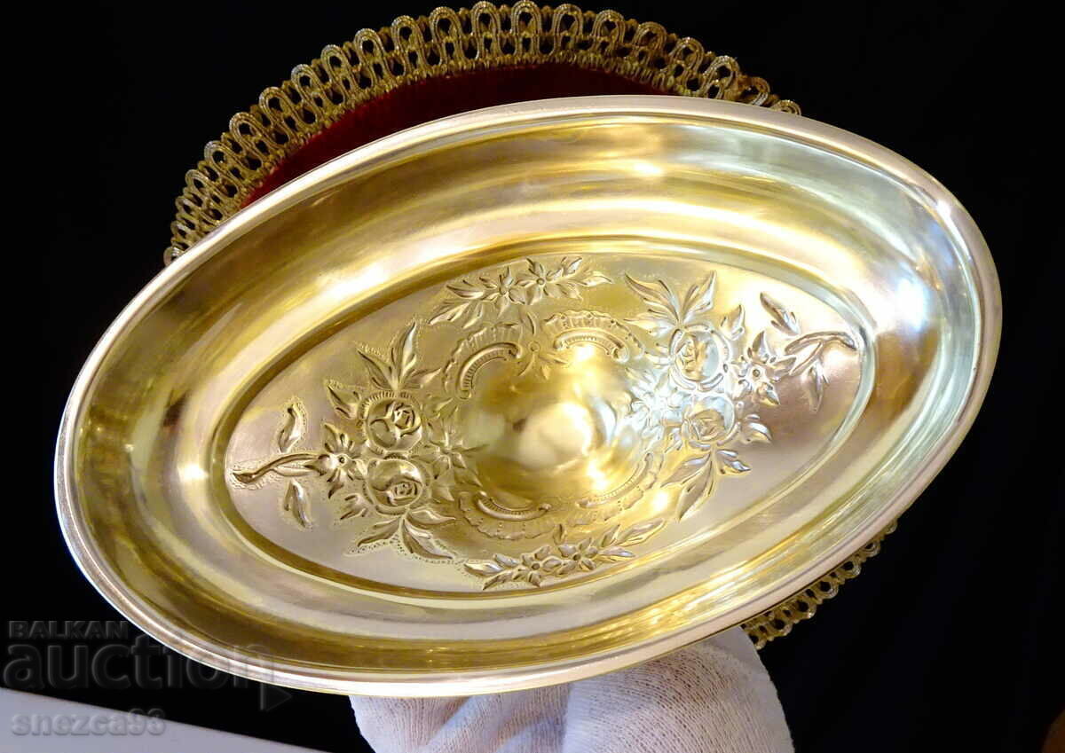 Delivery of Bronze serving dish with lid, roses, baroque Delivery of Bronze serving dish with lid, roses, baroque
