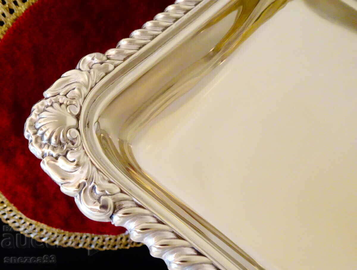 Auction English baroque serving dish 850 g. Auction English baroque serving dish 850 g.