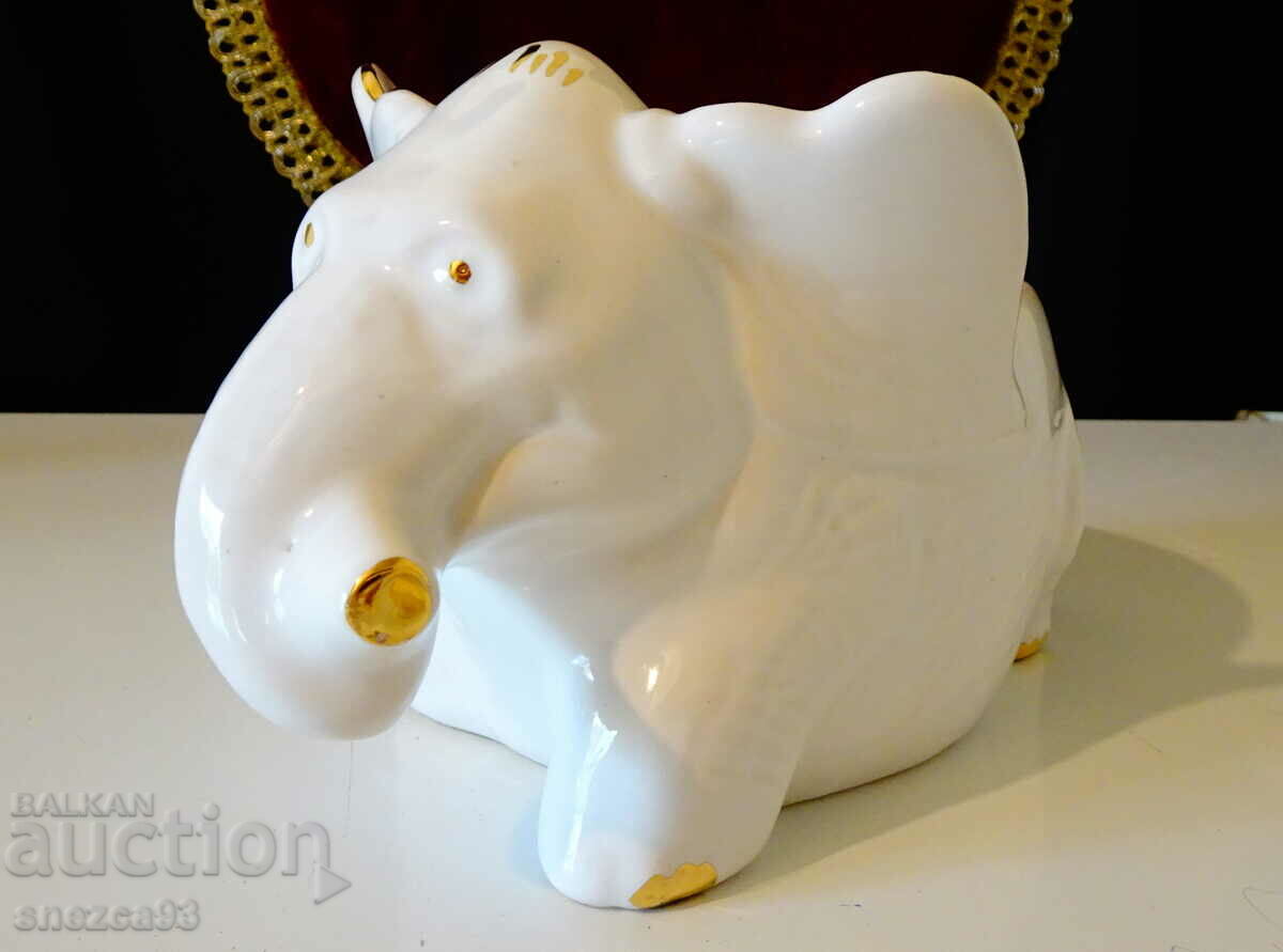 Elephant porcelain vessel, pot, gold.