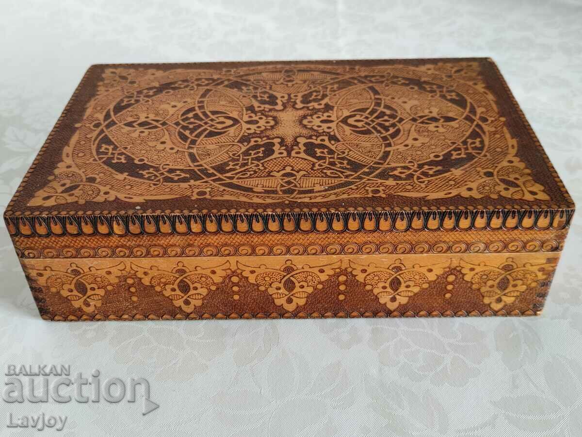 Παλιό πυρογραφικό ξύλινο κουτί με τιμή 20.00 BGN | € 10.23 Παλιό πυρογραφικό ξύλινο κουτί με τιμή 20.00 BGN | € 10.23