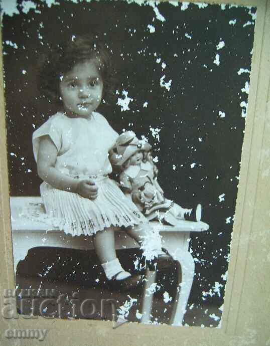 Fotografie veche a unui copil din carton cu o păpușă cu preț 8.00 BGN | € 4.09 Fotografie veche a unui copil din carton cu o păpușă cu preț 8.00 BGN | € 4.09