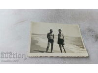 Foto Doi bărbați pe plajă