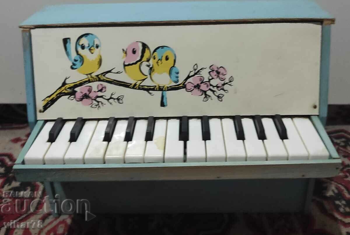 OLD CHILDREN'S PIANO