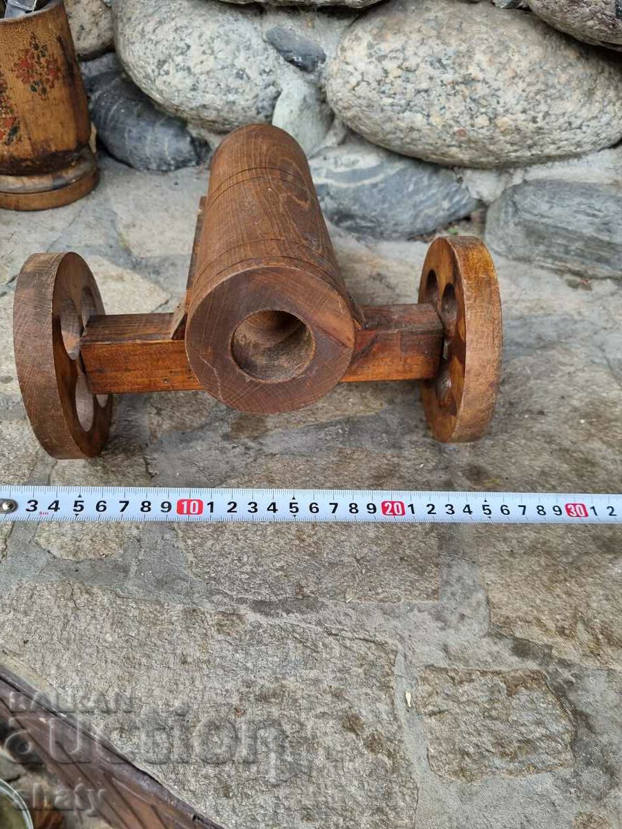 Δημοπρασία Ένα μεγάλο ξύλινο κανόνι. Η μπάλα κερασιού Δημοπρασία Ένα μεγάλο ξύλινο κανόνι. Η μπάλα κερασιού