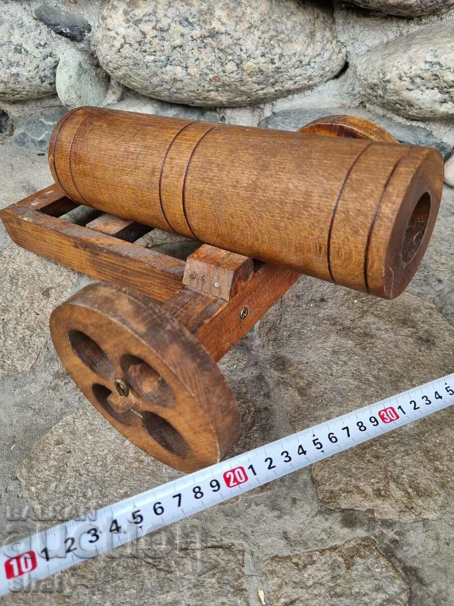 Παράδοση Ένα μεγάλο ξύλινο κανόνι. Η μπάλα κερασιού Παράδοση Ένα μεγάλο ξύλινο κανόνι. Η μπάλα κερασιού