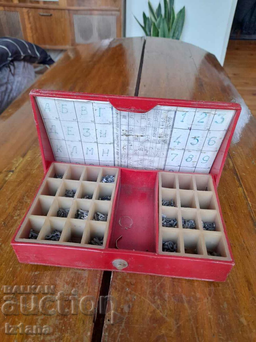 Auction An old box with a set of metal letters and numbers Auction An old box with a set of metal letters and numbers