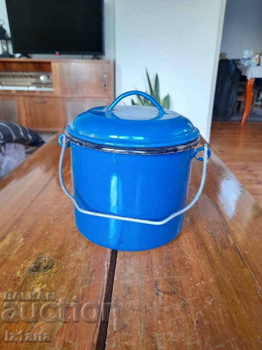 Delivery of Old enameled saucepan Delivery of Old enameled saucepan