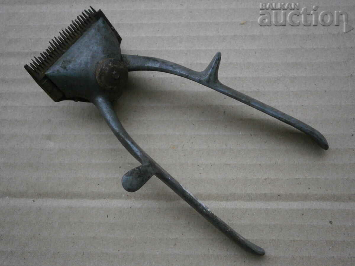 old hair clipper with price 25.00 BGN | € 12.78