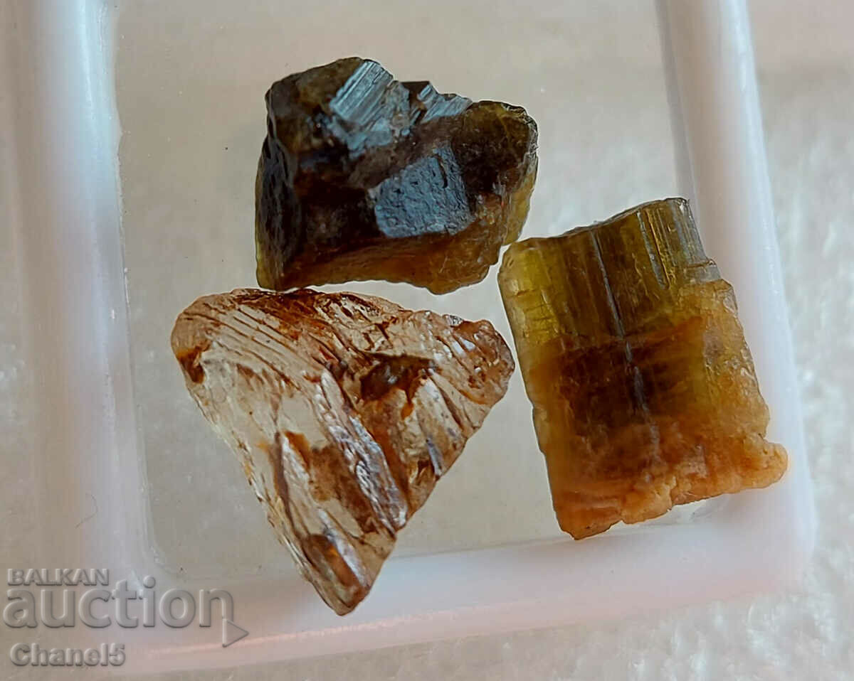 LOT SCAPOLITE AND GREEN TOURMALINE - (497) with price 9.90 BGN | € 5.06 LOT SCAPOLITE AND GREEN TOURMALINE - (497) with price 9.90 BGN | € 5.06