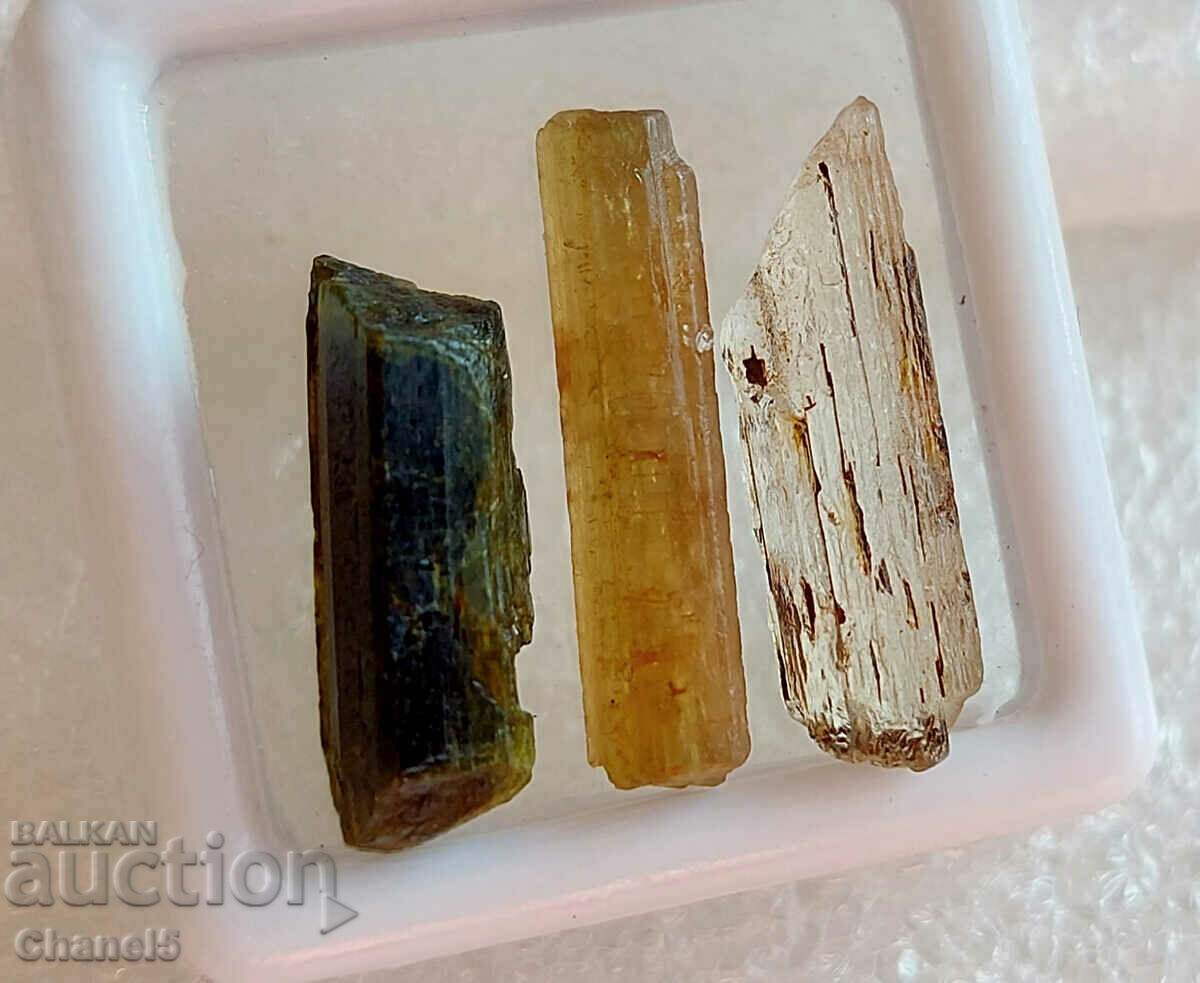 LOT SCAPOLITE AND GREEN TOURMALINE - (499)