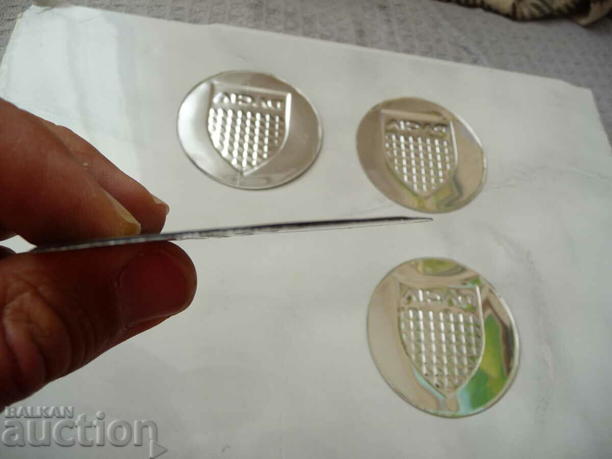 Delivery of 4 Dacia Dacia emblems, metal alloy wheels, alloy steering wheel