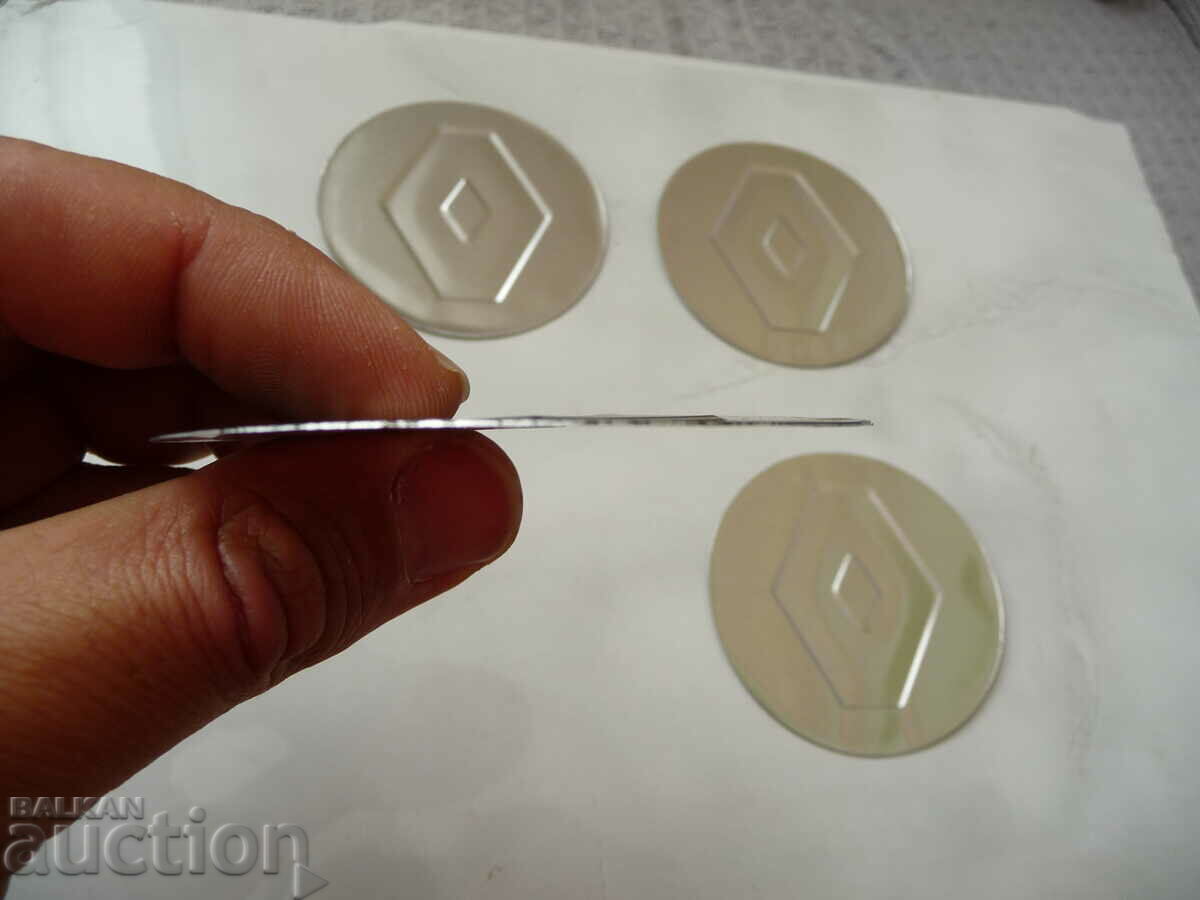 Delivery of 4 Renault emblems, metal alloy wheels, alloy steering wheel Delivery of 4 Renault emblems, metal alloy wheels, alloy steering wheel