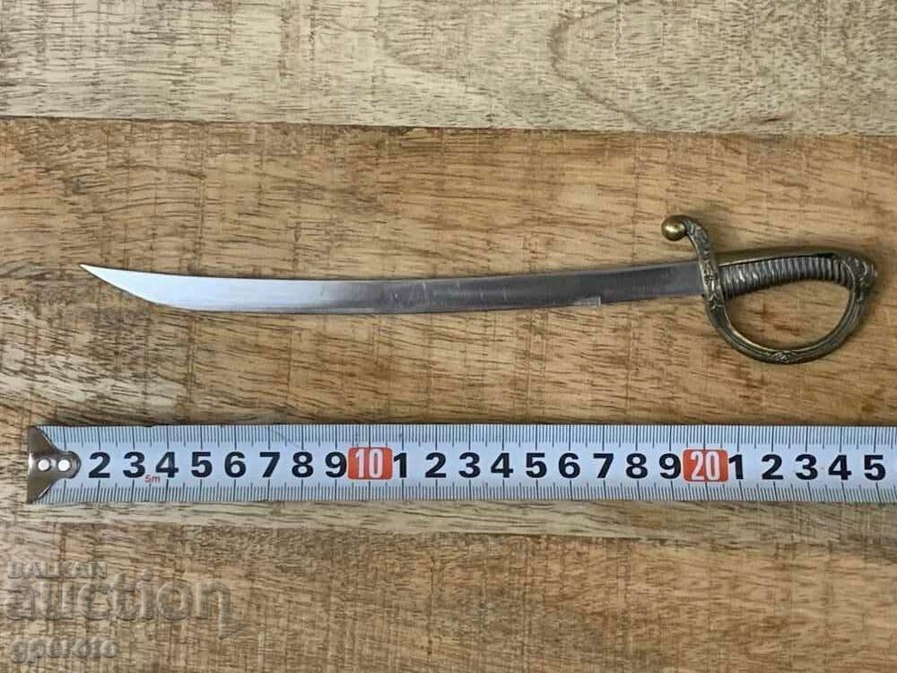 Ένα παλιό μεταλλικό σπαθί, ένα μαχαίρι, ένα σπαθί για γράμματα