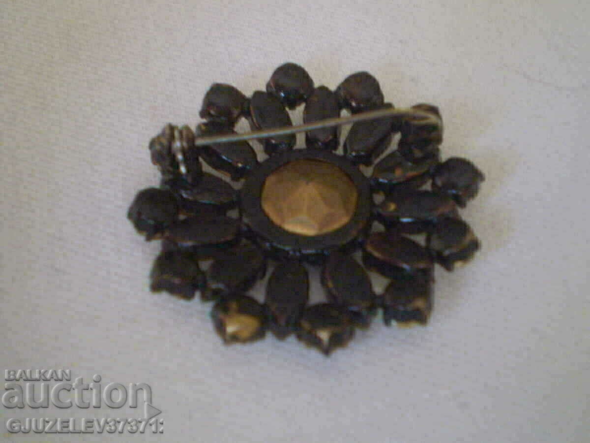 Delivery of Old lady's brooch with crystal Delivery of Old lady's brooch with crystal