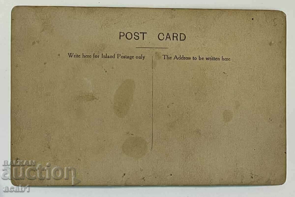 O doamnă cu un copil în vârstă de 20 de ani cu preț 9.99 BGN | € 5.11 O doamnă cu un copil în vârstă de 20 de ani cu preț 9.99 BGN | € 5.11