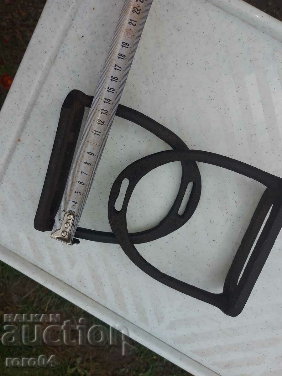 Stirrups - Stirrups - HUGE - EXCELLENT - 6 Stirrups - Stirrups - HUGE - EXCELLENT - 6