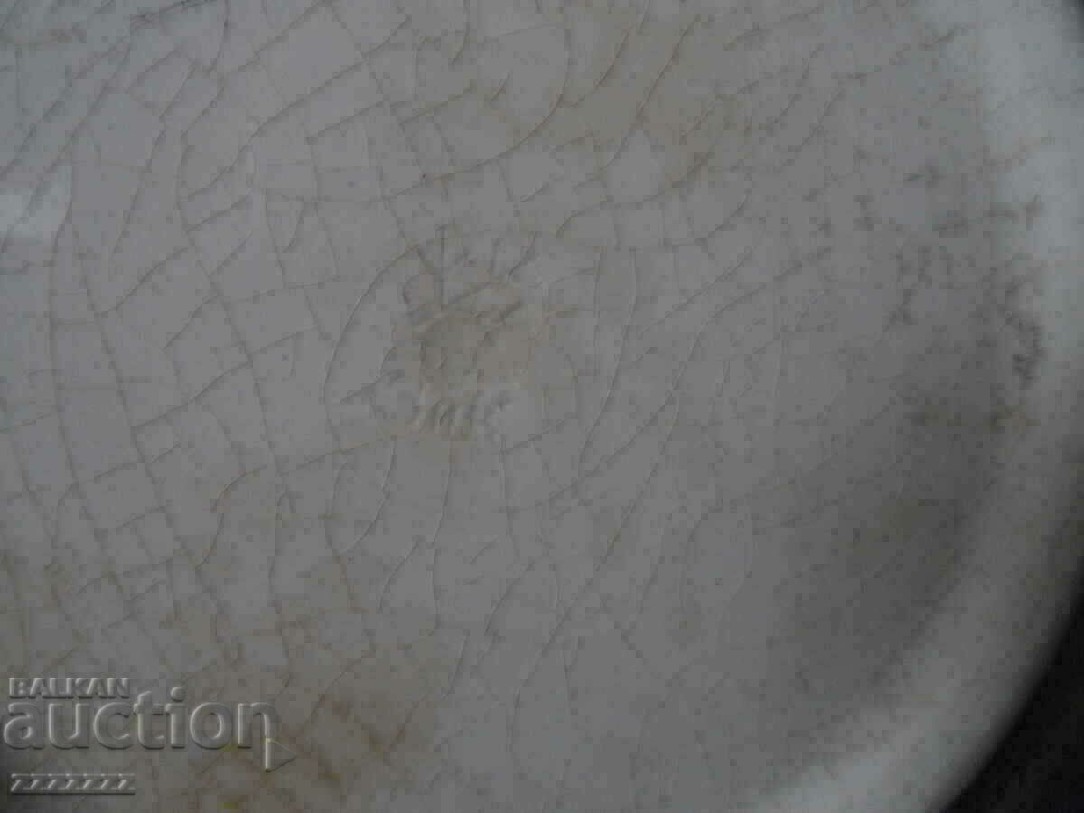 Delivery of a porcelain plate Delivery of a porcelain plate