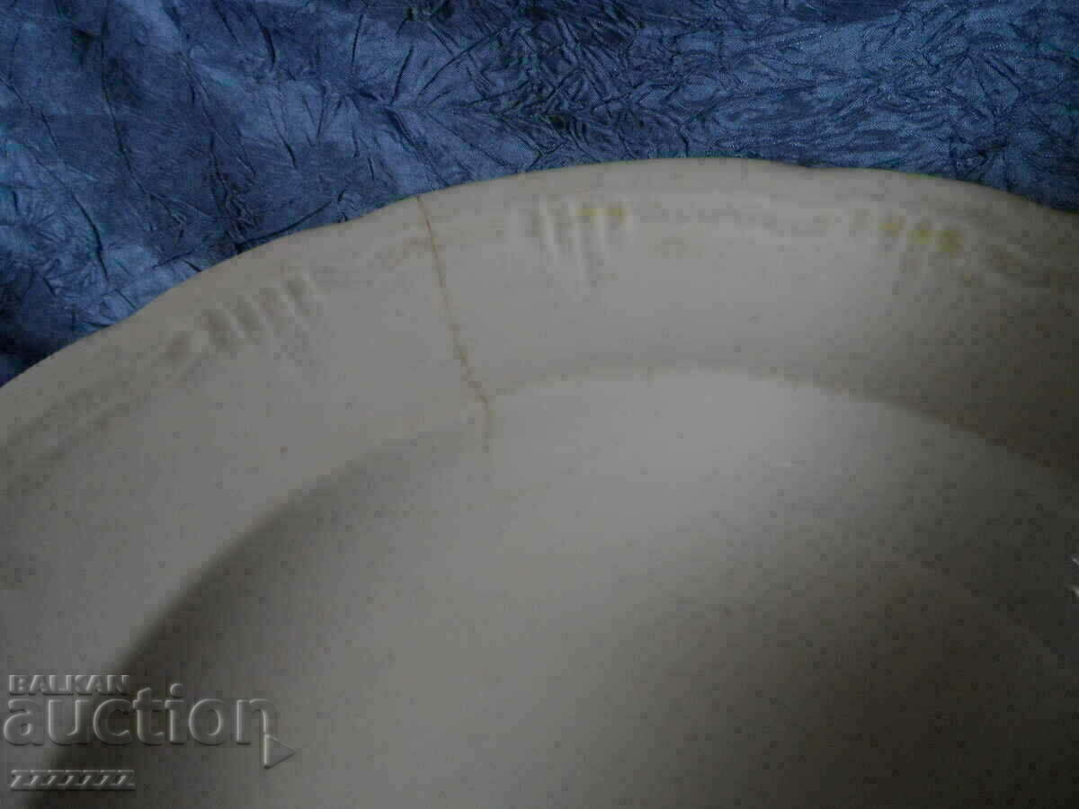 ένα πορσελάνινο πιάτο με τιμή 10.00 BGN | € 5.11