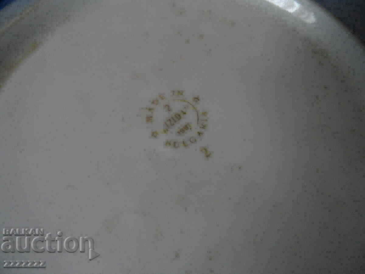 Παράδοση ένα πορσελάνινο πιάτο