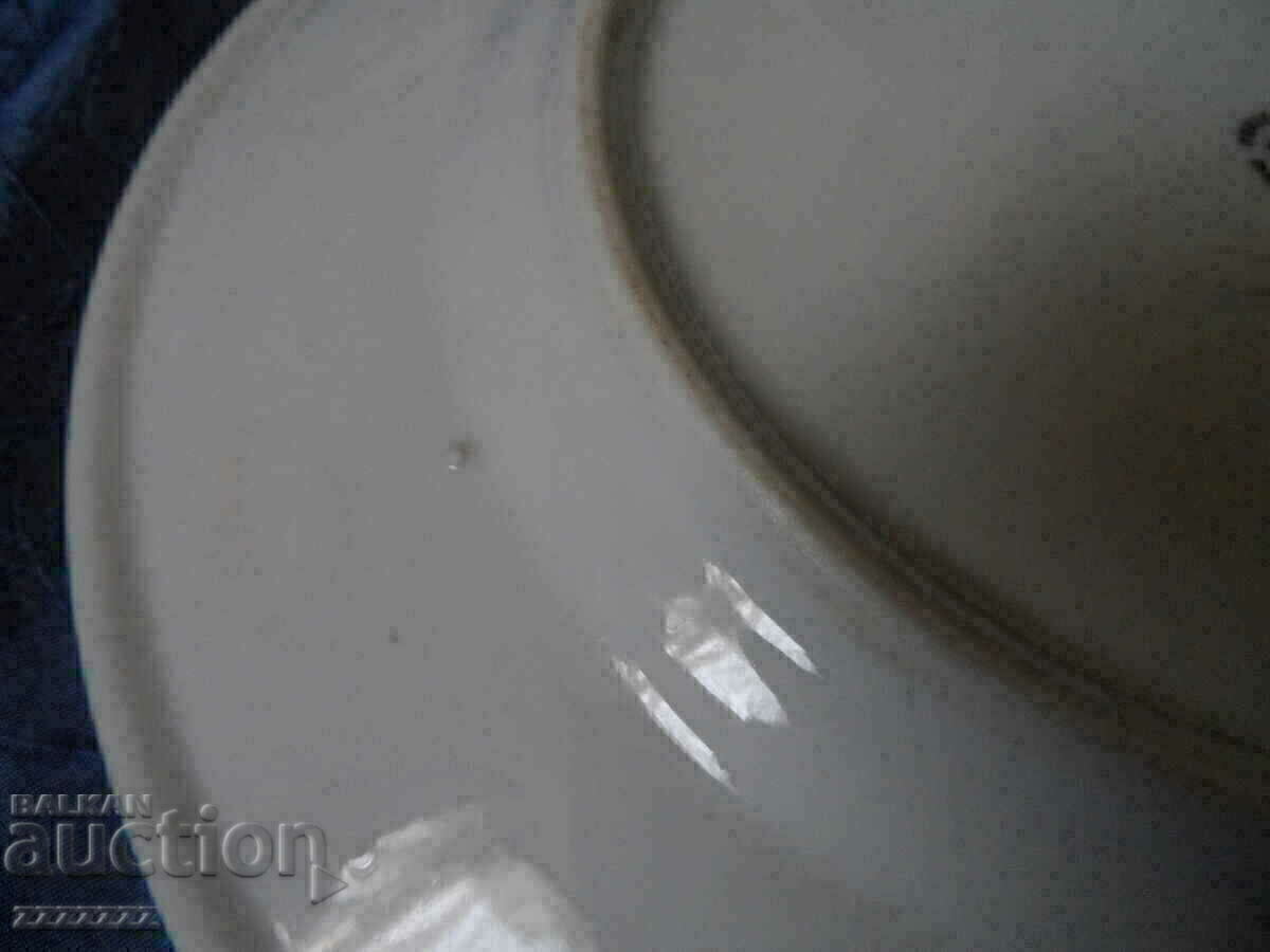 Auction plate with gold rim Auction plate with gold rim