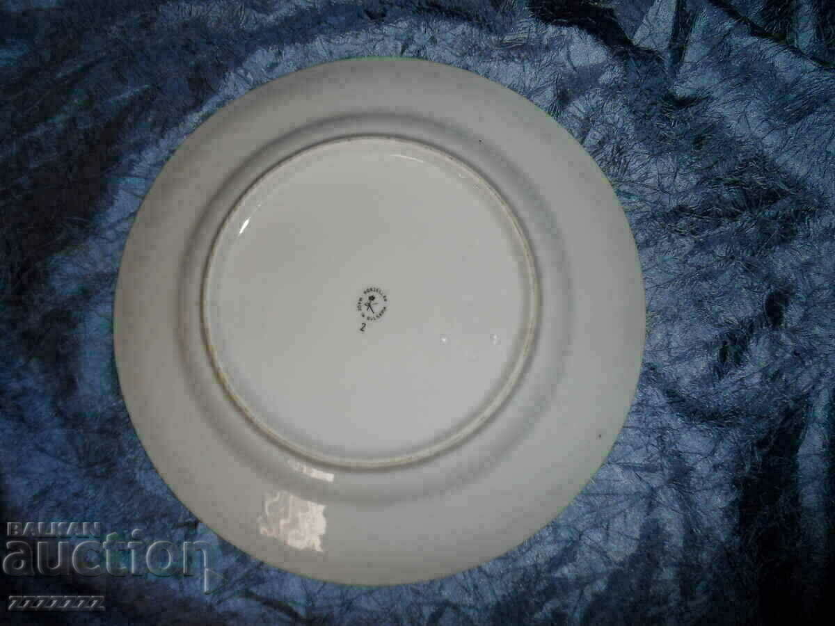 Auction porcelain plate with 3 gold rims Auction porcelain plate with 3 gold rims