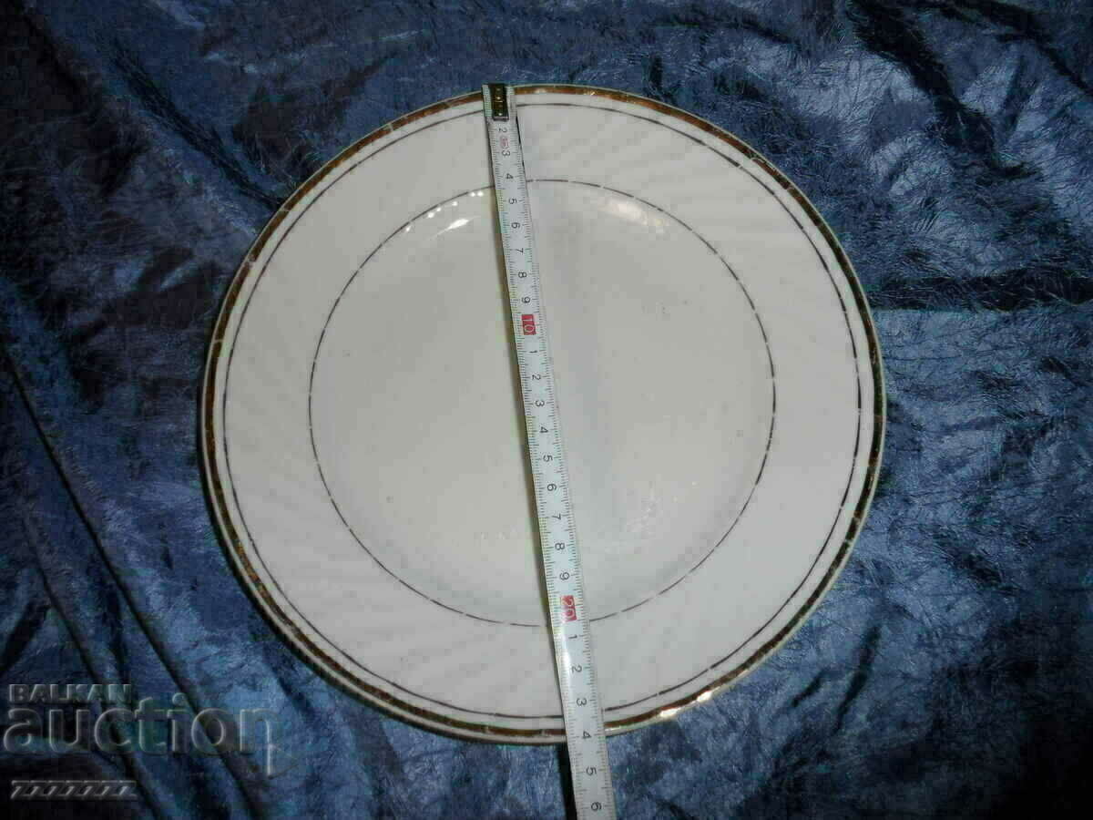 Delivery of porcelain plate with 3 gold rims Delivery of porcelain plate with 3 gold rims