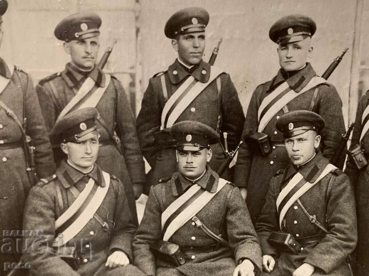 Memorial de gardă Regimentul 4 Artilerie cu prietenii din Bateria 4 cu preț 20.00 BGN | € 10.23 Memorial de gardă Regimentul 4 Artilerie cu prietenii din Bateria 4 cu preț 20.00 BGN | € 10.23