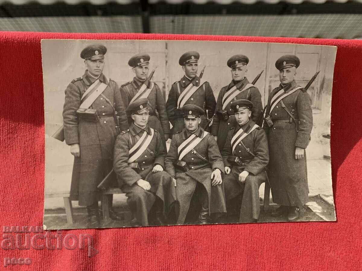 Memorial de gardă Regimentul 4 Artilerie cu prietenii din Bateria 4 - 5 Memorial de gardă Regimentul 4 Artilerie cu prietenii din Bateria 4 - 5