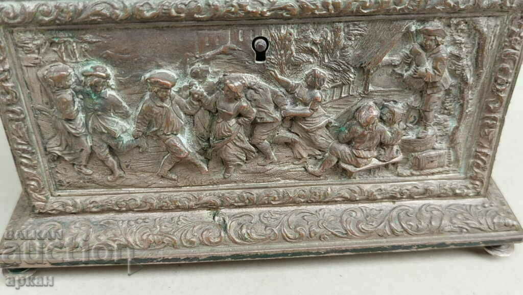 Auction Embossed jewelry box - late 19th century France Auction Embossed jewelry box - late 19th century France