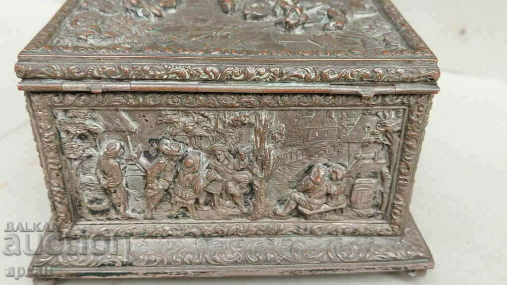 Delivery of Embossed jewelry box - late 19th century France Delivery of Embossed jewelry box - late 19th century France