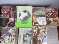 O mulțime de cărți de fotbal