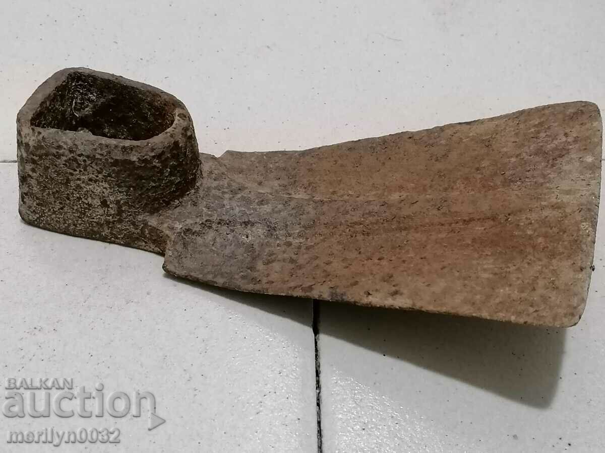 Auction  Forged chap, hoe, agricultural instrument, wrought iron