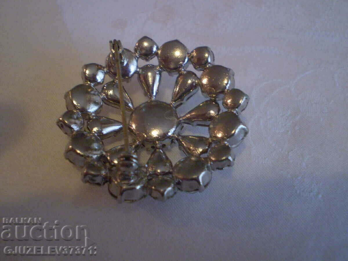 Retro round brooch with white Czech crystal with price 40.00 BGN | € 20.45 Retro round brooch with white Czech crystal with price 40.00 BGN | € 20.45