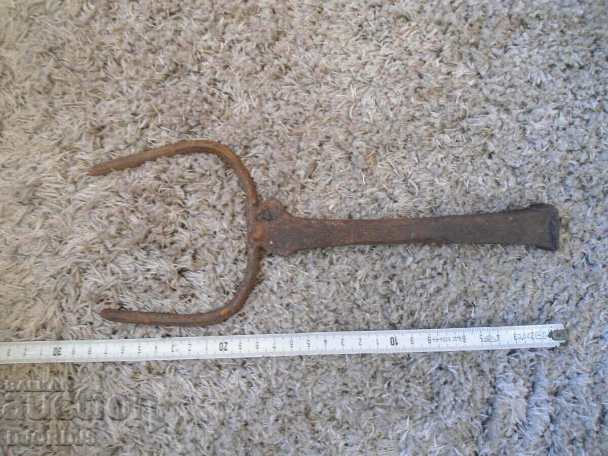 An old anvil for hair peeling with price 3.00 BGN | € 1.53 An old anvil for hair peeling with price 3.00 BGN | € 1.53