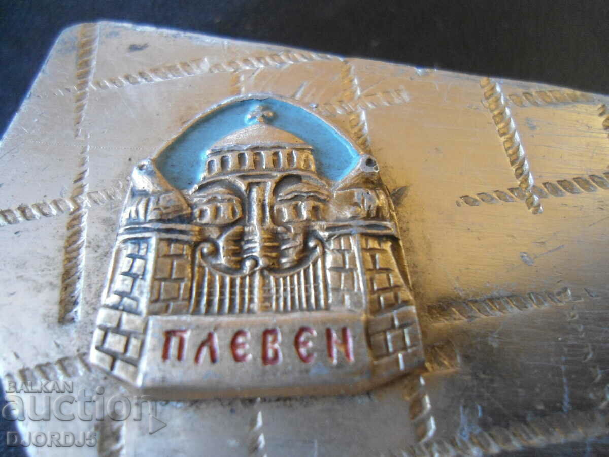Old metal napkin holder with price 2.00 BGN | € 1.02 Old metal napkin holder with price 2.00 BGN | € 1.02