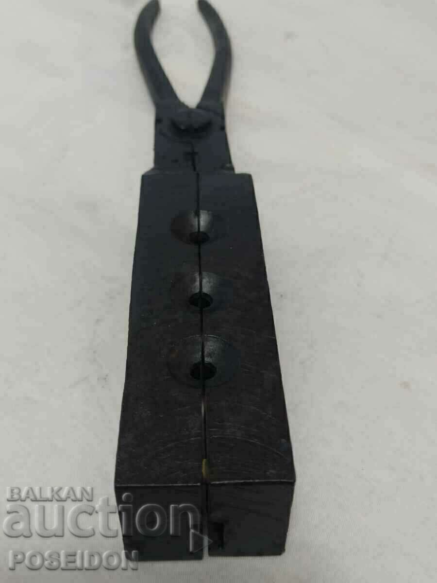 Blacksmith's tongs for casting bullets