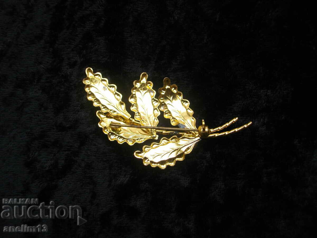 Auction  AN OLD GILT BROOCH