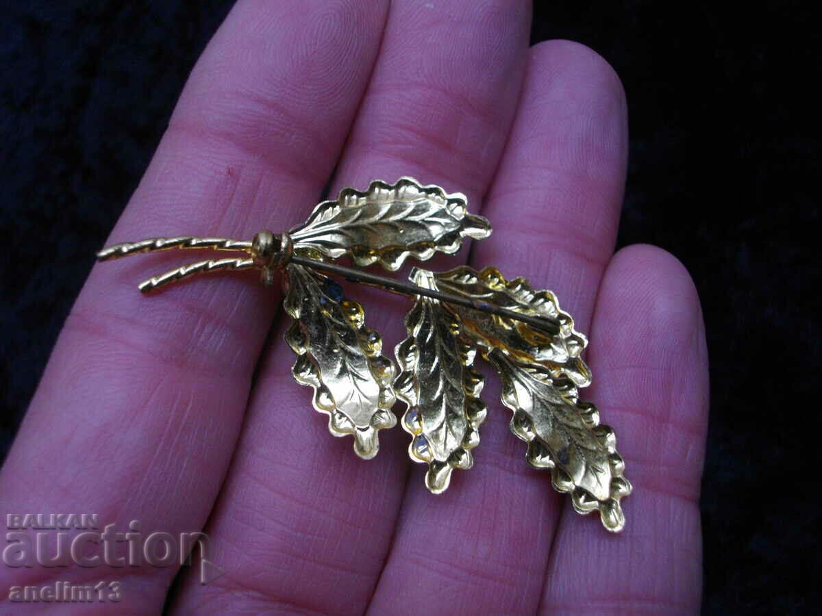 Delivery of AN OLD GILT BROOCH