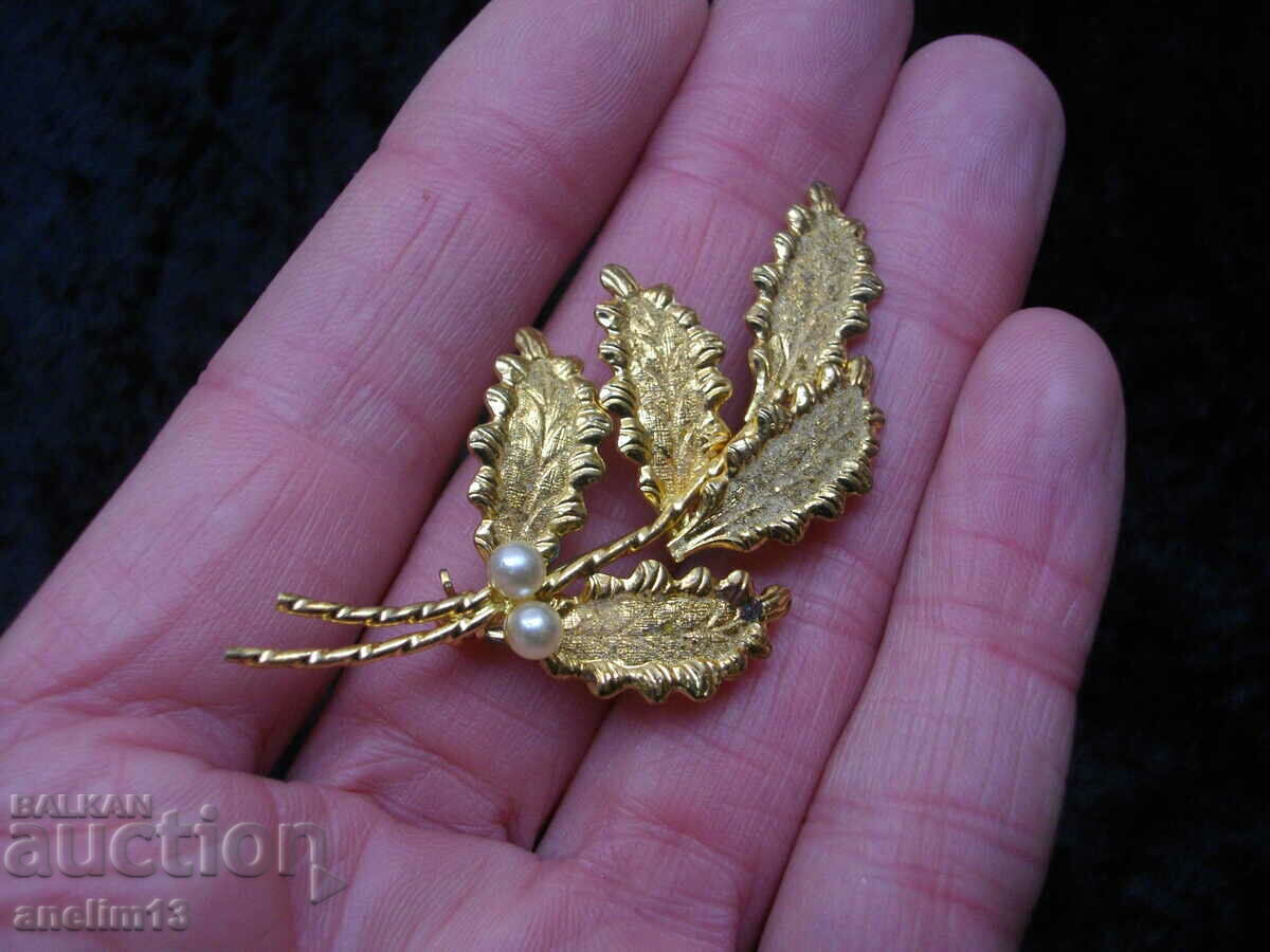 AN OLD GILT BROOCH - 5