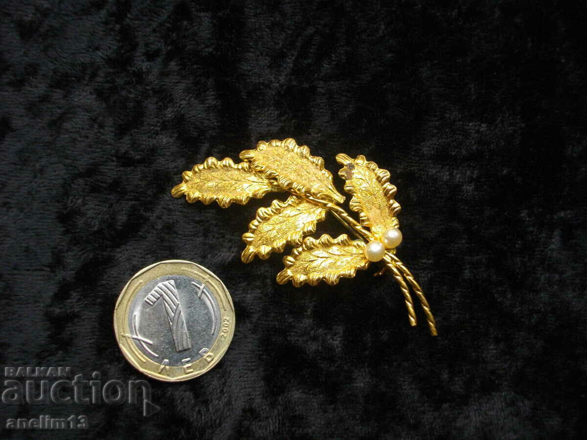 AN OLD GILT BROOCH - 6