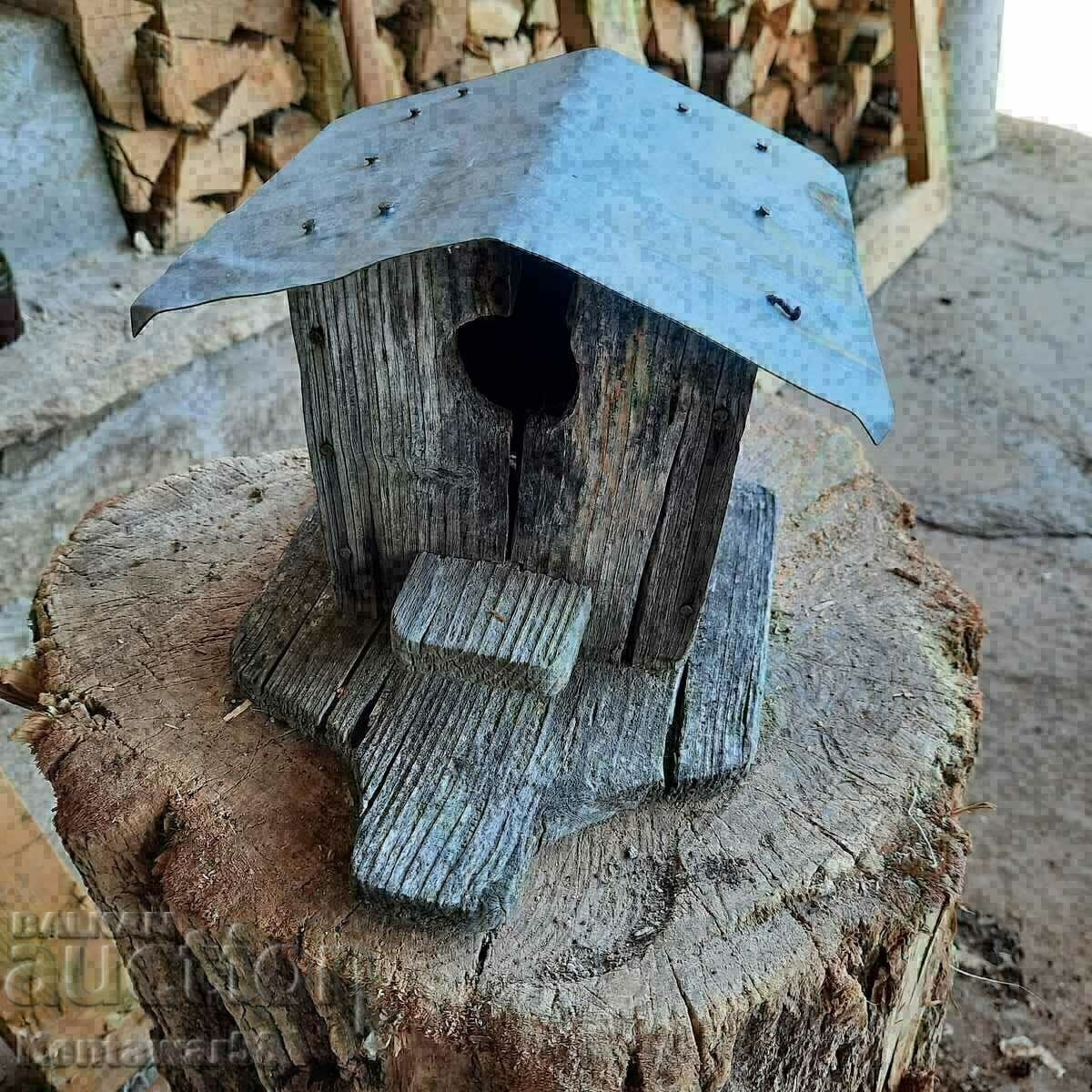 Auction Old wooden house for birds. Auction Old wooden house for birds.