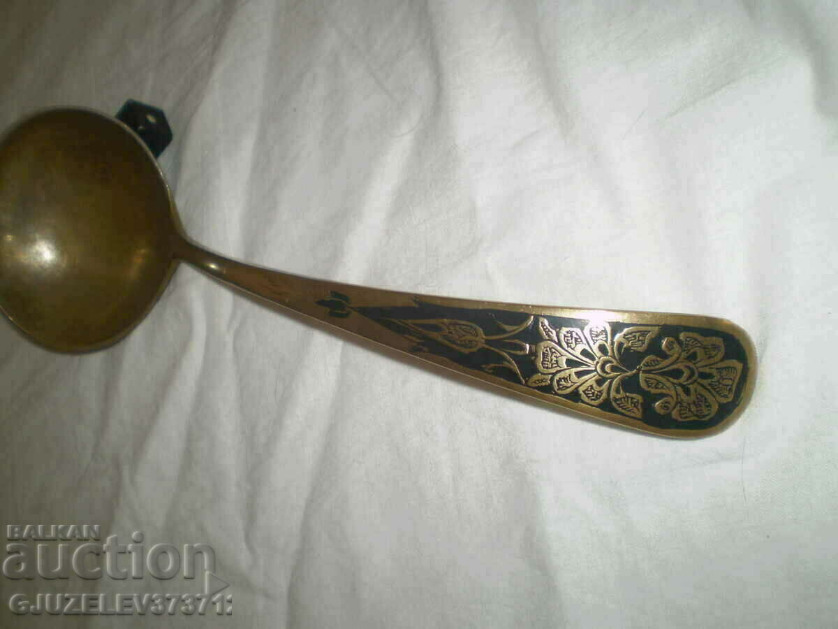 Delivery of Old large silver plated brass ladle Delivery of Old large silver plated brass ladle