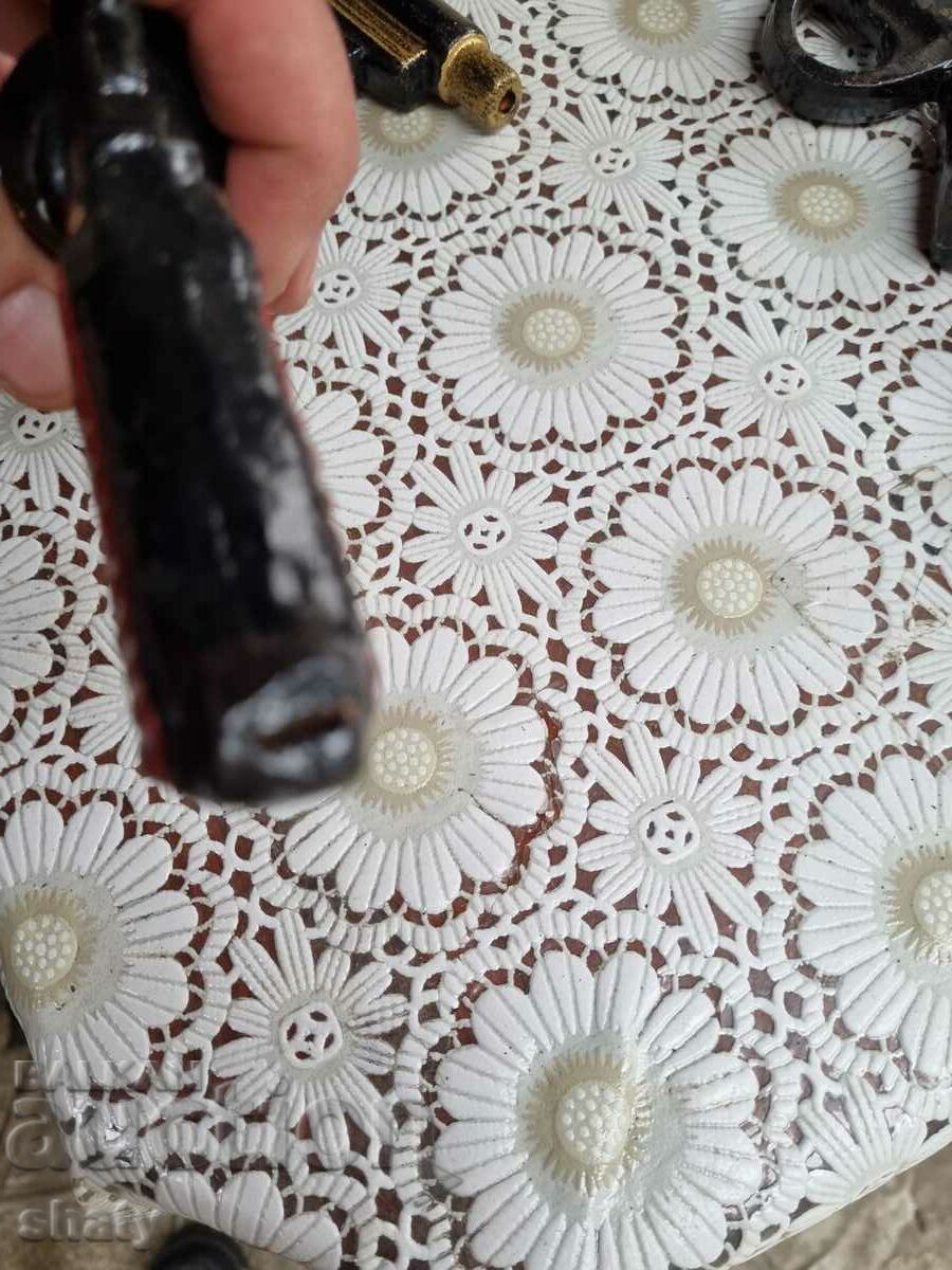 Auction Old clay whistle. A gun Auction Old clay whistle. A gun