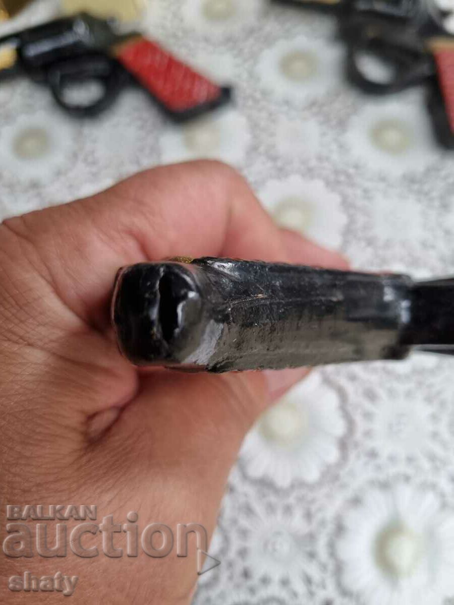 Livrarea Fluier vechi de lut. Un pistol Livrarea Fluier vechi de lut. Un pistol